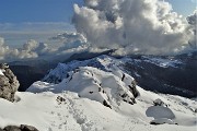 74 Seguo in discesa la traccia di salita in cresta